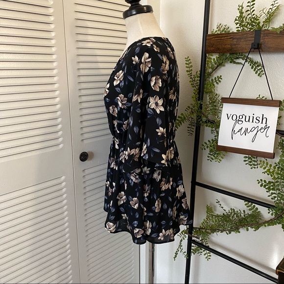 Torrid|00|Black Floral Pattern Short Sleeve V Neck Elastic Waist Blouse - Picture 2 of 9